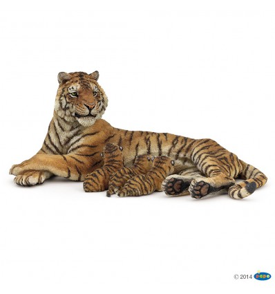 Liegende Tigerin mit Babies