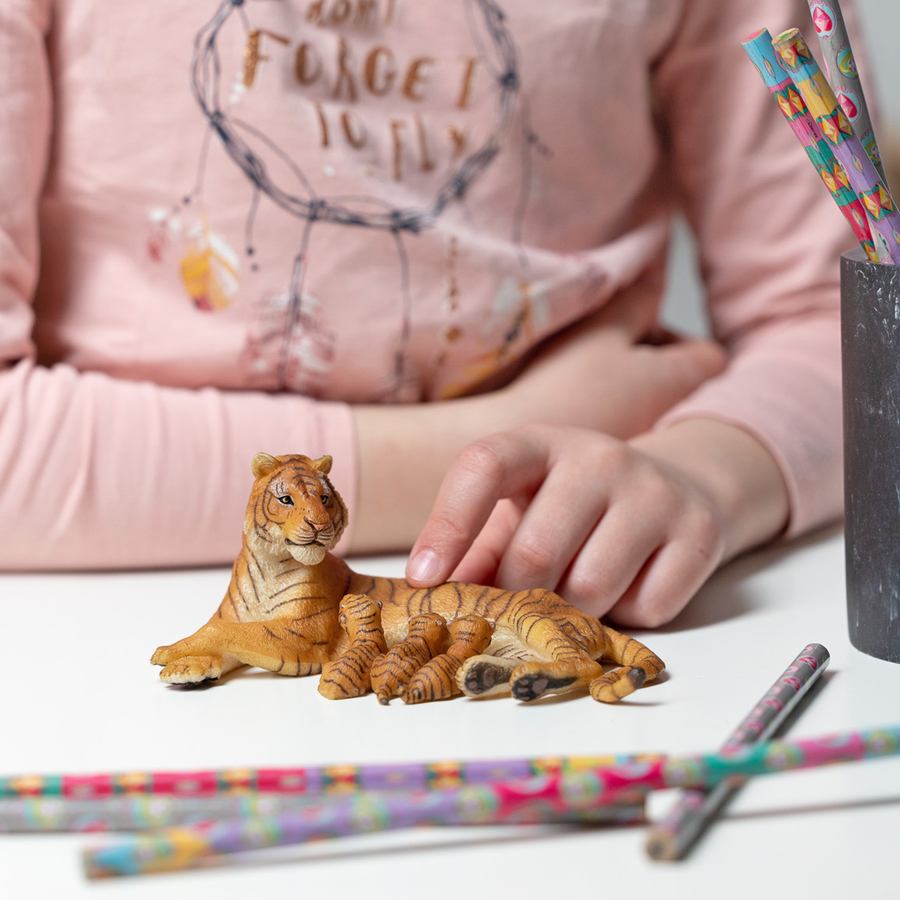 Liegende stillende Tigerin Figur